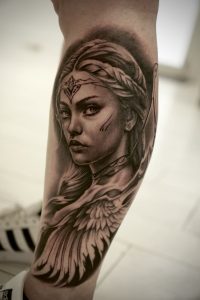 Tatuaje realismo en los gemelos