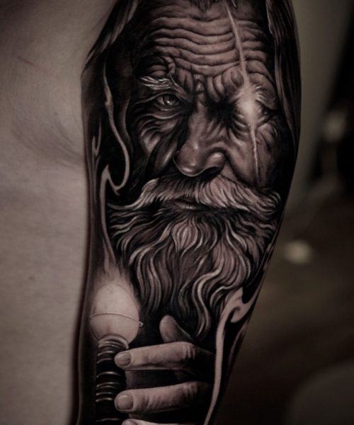 Realismo tattoo en el brazo de una cara