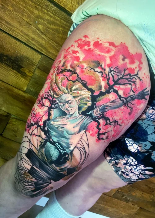 acuarela tatuajes en el muslo de una mujer