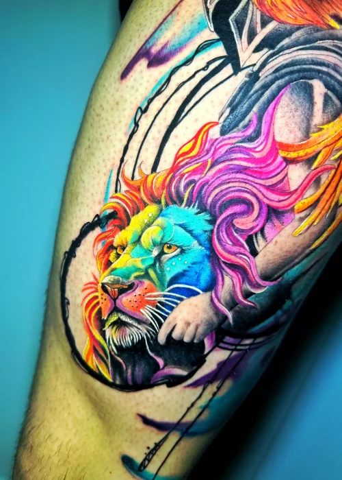 acuarela tattoo plano detalle de un león