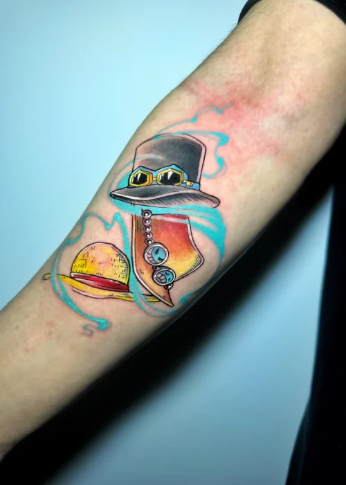 acuarela tattoo de unos sombreros en el antebrazo