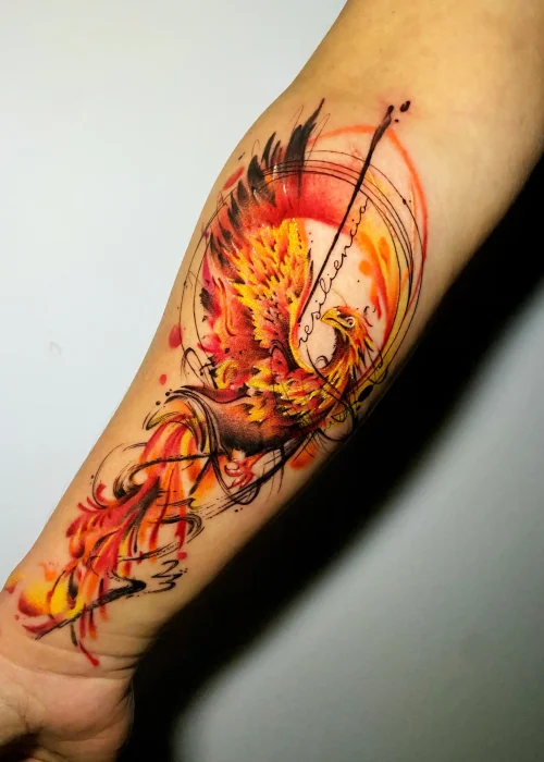 acuarela tattoo en el antebrazo de un fénix