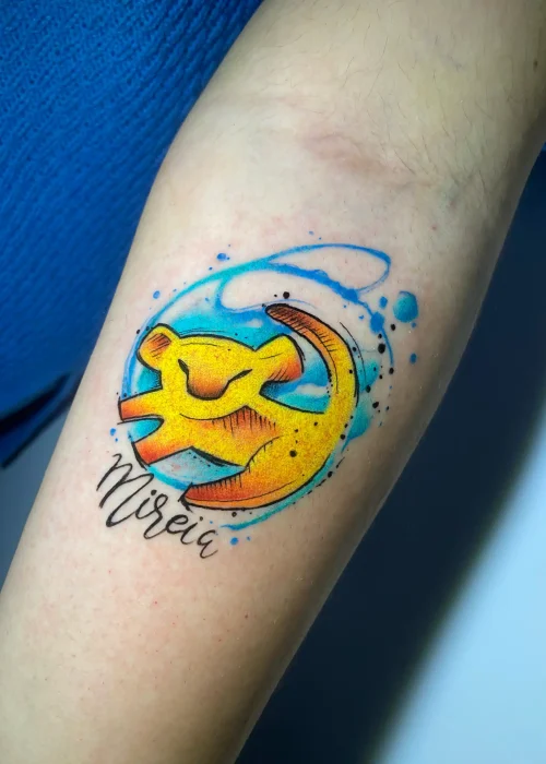 tatuaje acuarela en el antebrazo de un león