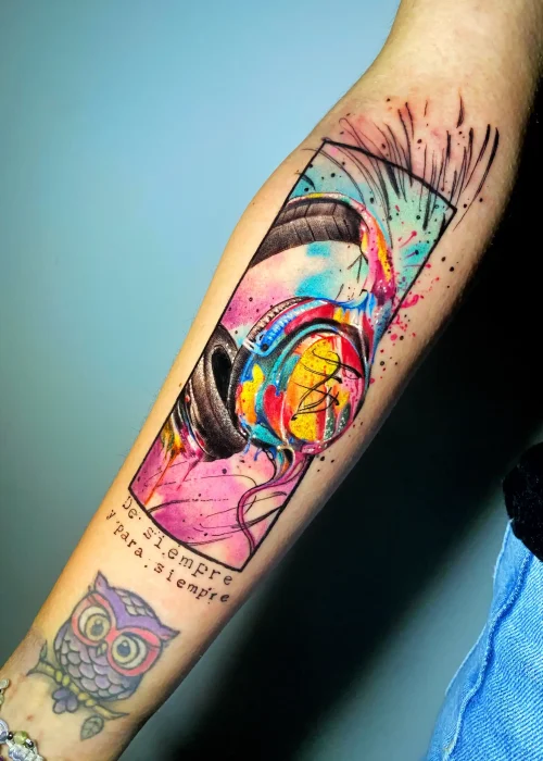tatuaje de unos cascos del estilo acuarela en el antebrazo