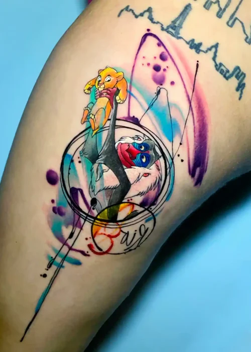 acuarela tattoo en el brazo del rey león