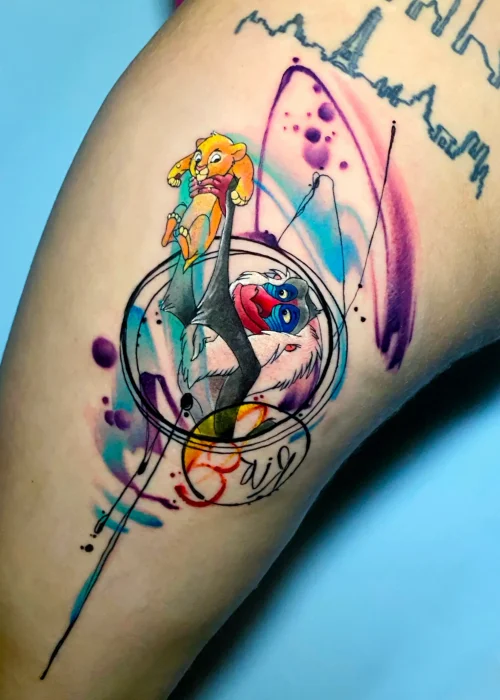 acuarela tattoo en el brazo del rey león