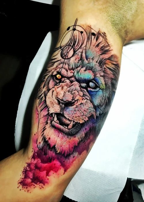 acuarela tattoo en el bíceps de un león