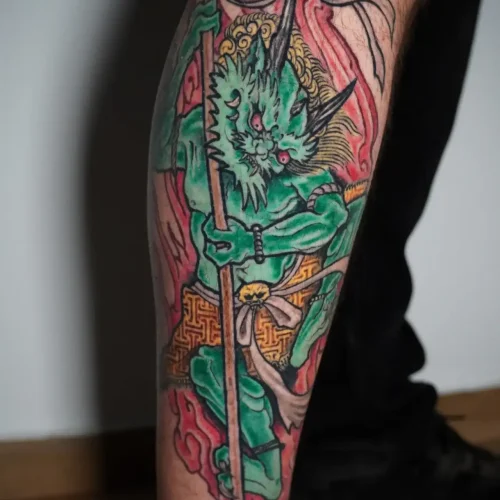 Tatuaje free hand curado japones en pierna