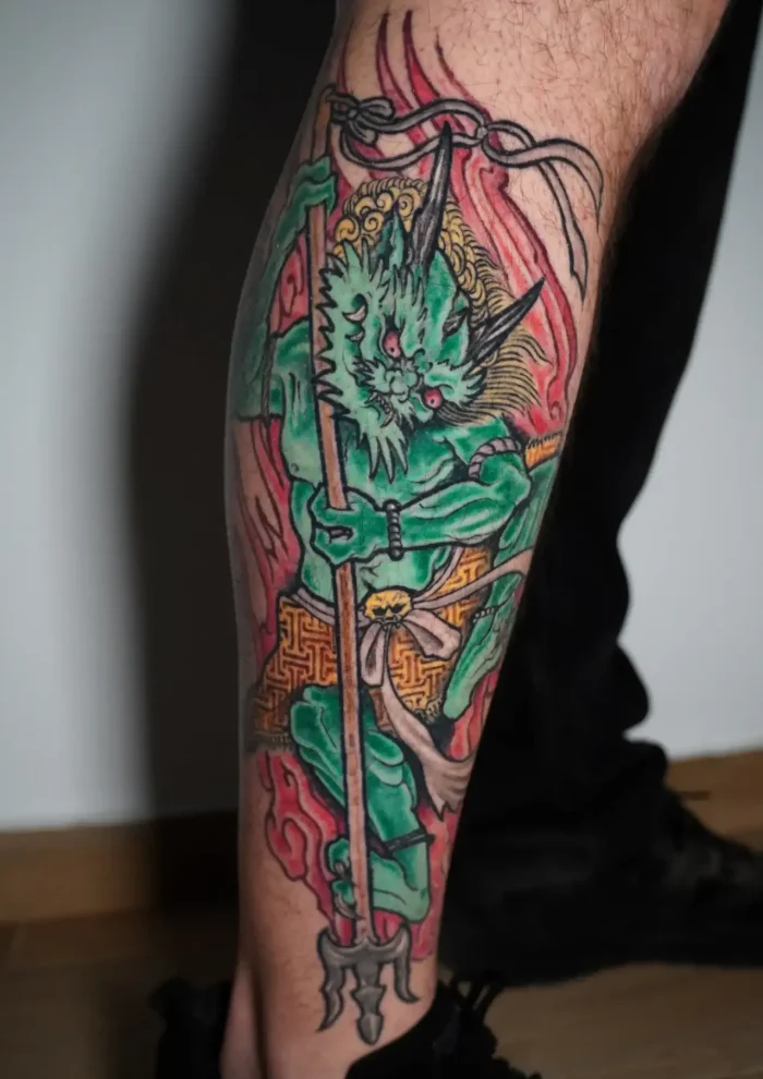 Tatuaje free hand curado japones en pierna