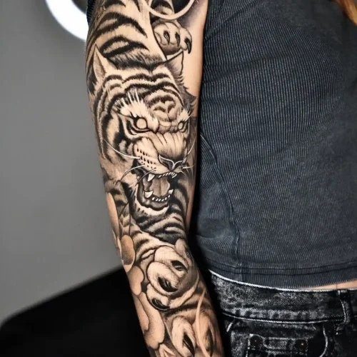 Tatuaje japones tigre en brazo