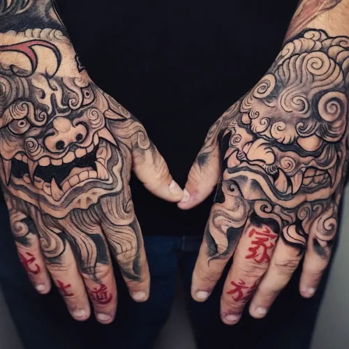 tatuaje tradicional japonés en las manos