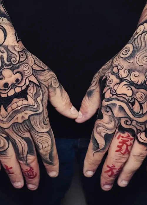 tatuaje tradicional japonés en las manos