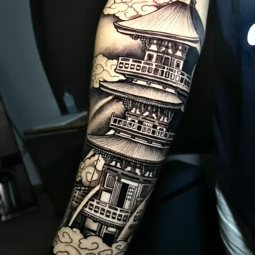 Tatuaje templo japones en brazo