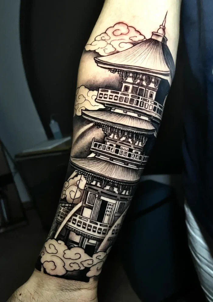 Tatuaje templo japones en brazo