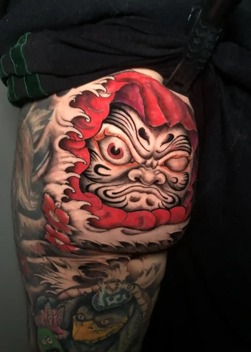 Tatuaje mascara japonesa en pierna