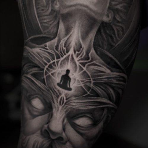 Tatuaje brazo en blanco y negro realismo