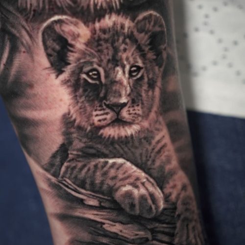 tatuaje realismo león en el antebrazo