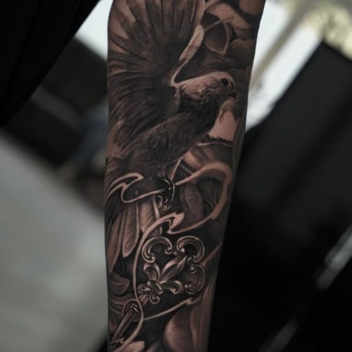 Tatuaje águila en el antebrazo realismo