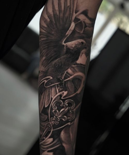 Tatuaje águila en el antebrazo realismo