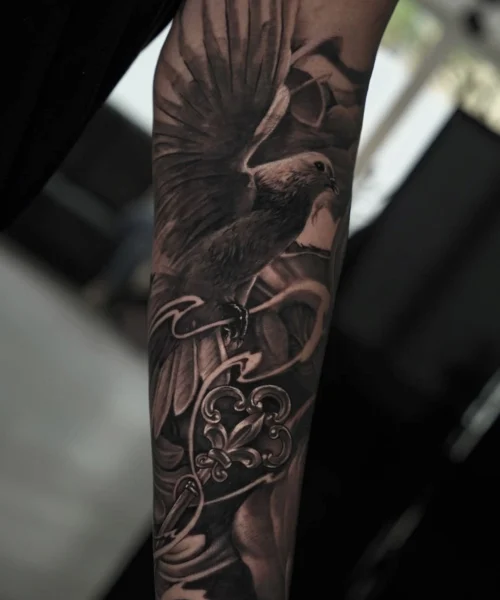 Tatuaje realista paloma con llave Aitor