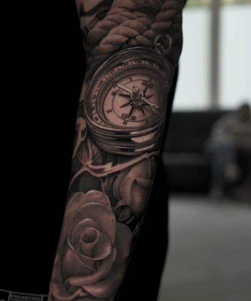 Tatuaje brujula con flores realismo Aitor