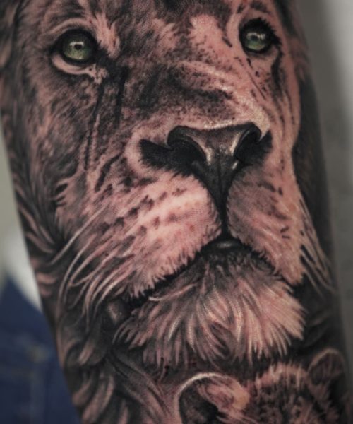 tatuaje de un león en el brazo
