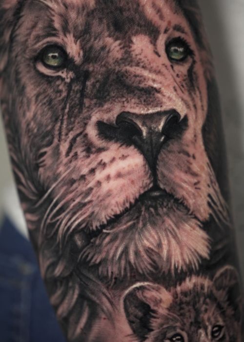 tatuaje de un león en el brazo