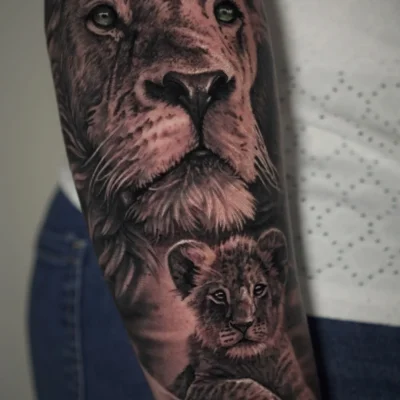 Tatuaje realista león y su cachorro