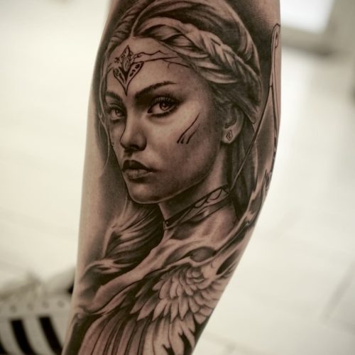 Tatuaje realismo en los gemelos