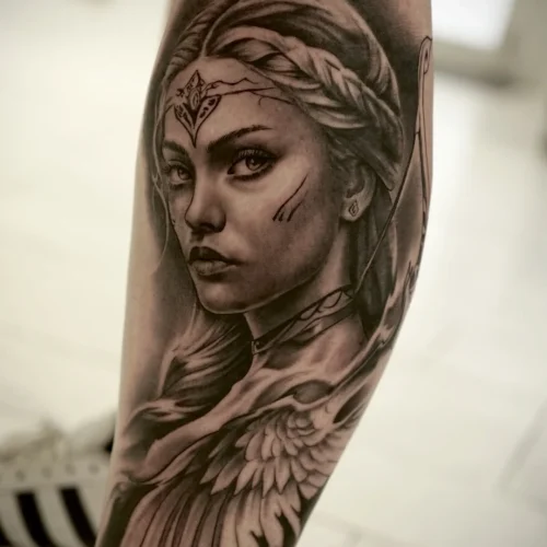 Tatuaje mujer nórdica realisfa en gemelo