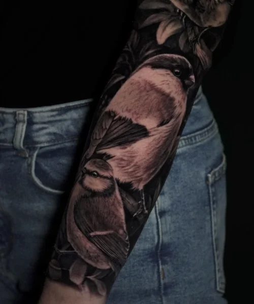 Tatuaje realista de dos pajaros