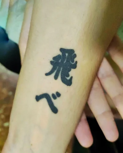 tatuaje de cover up letras japonesas
