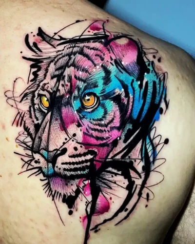 Tatuaje cover up de león estilo acuarela